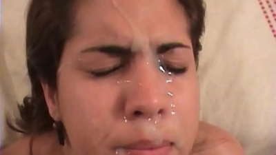 Красива латиноамериканска брюнетка прави груб секс